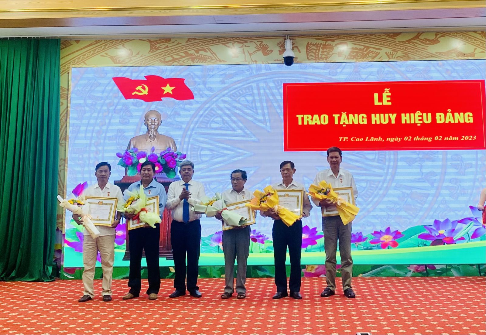 Đồng chí Lê Ngọc Truyền - Phó Bí thư Thường trực Thành uỷ Cao Lãnh trao Huy hiệu Đảng cho đảng viên nhận Huy hiệu 30 và 40 năm tuổi Đảng 